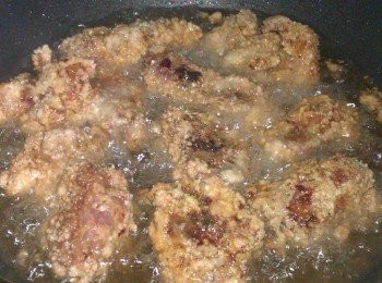 step2: 再均勻沾裹地瓜粉放入熱油鍋炸至金黃