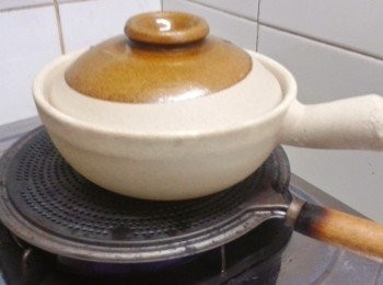 step5: 如你的瓦斯爐火力太大，可用隔熱板放在爐上，再放上瓦煲