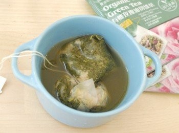 step1: 先將兩個玫瑰綠茶茶包加入120毫升熱水內（約90度），靜置8分鐘，然後拿出茶包