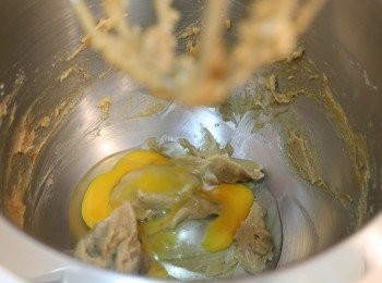 step2: 加入雞蛋，把雞蛋拌勻
