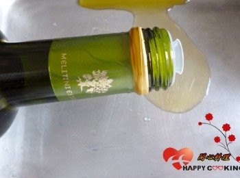 step3: 烤盤中倒一大匙美麗媞妮特級初榨橄欖油,抹勻