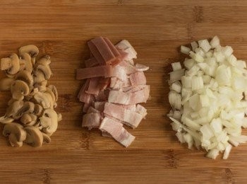 step1: 煙肉切條，蘑菇切片，洋蔥切粒備用
(因為這天買不到新鮮蘑菇唯有用罐頭的，然後煙肉又欠一塊所以用了一塊火腿)