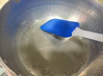 step3: 將水放在小煲內煮熱滾,加入糖B至溶化後熄火