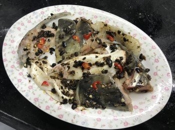 step2: 喜歡惹味一點，可切半隻辣椒仔放上面
 蒸約15-20分鐘 (視乎大小)
出爐後曬上熟油蔥粒即成。