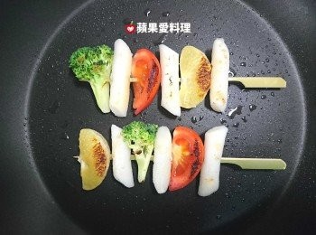 step4: 煎年糕：放入年糕串，開中小火，蓋鍋蓋慢煎。煎至兩面呈金黃色即可。