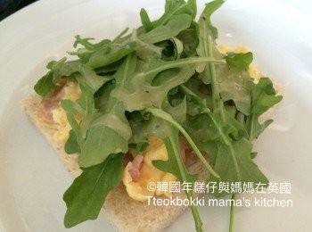 step5: 最後把塗了牛油的麵包夾入已準備好的餡料和醬，切件完成。