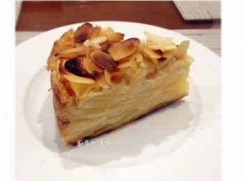 step9: 放涼後，放入冰箱冷藏30分鐘，即可取出切片，吃時搭配新鮮水果或一球香草冰淇淋更好吃喔～