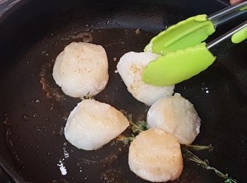 step7: 將帶子每面煎1分鐘後盛起帶子，備用。