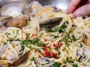 step5: 加入扁意粉、辣椒碎、蕃茜碎、鹽和黑椒碎一同拌勻，即成。