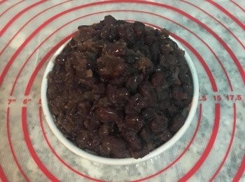 step5: 內餡紅豆泥，不需壓成豆沙，只要將煮軟的紅豆，與糖拌炒到收汁，並放涼備用。用二砂或棕櫚糖炒出的紅豆泥更香，甜度則請依自己紅豆的量調整喔～
喜歡較溼潤的內餡者，可以不要把湯汁收乾，用少許玉米粉勾芡，這樣麵包內餡就會比較溼潤喔～