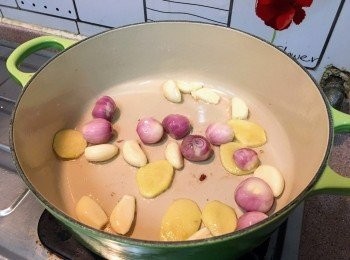 step3: 燒熱2湯匙油 ， 下蒜肉； 薑片及紅蔥頭爆至微焦