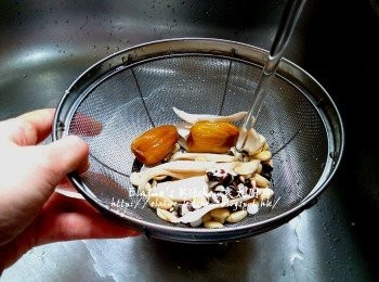 step3: 期間將茨實 , 准山 , 蜜棗 , 南北杏用水沖一沖洗及瀝乾