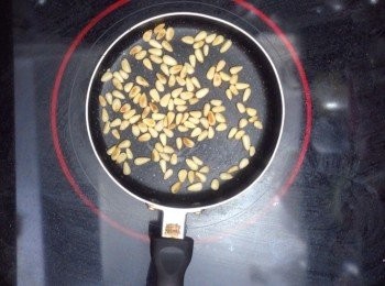 step3: 松子白鑊烘至金黃備用