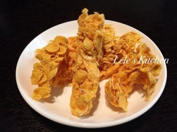 step6: 沾著棉花糖液的玉米片
多了誘人的色澤
因為選用無糖的玉米片
所以吃起來不會太甜
又脆脆的很ㄕㄨㄚˋ嘴
當成飯後甜點，或看電視時嘴饞的零嘴
都再適合不過了~
最重要的是，做法真的很簡單
完全不用擔心會失敗哦~~