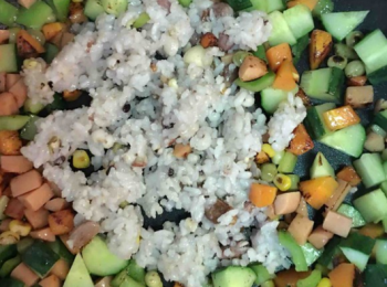 step4: 接著下火腿，青瓜，米飯，翻炒均勻。