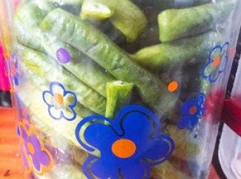 step2: 將青豆角放入已消毒的容器，放入鹽、花椒、米酒、和青豆角。