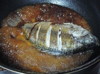 step2: 兩面都煎好後，先下3大匙水，再下李錦記香蒜蜜汁排骨醬，滑動鍋子，醬汁與水就會混勻