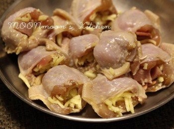 step1: <a href="https://bit.ly/3zHU5V3" target="_blank" data-keyword="雞翼" class="guide-link"><strong>雞翼</strong></a> <span style="display:inline-block;vertical-align:middle;margin-top:-3px;color:initial;border-radius:3px;padding:2px 3px;font-size:12px;line-height:14px;background:#87d300;color:#fff;">即買</span> 切去頭尾軟骨，去掉中間兩支小骨，加入<span class="group_2">醃料</span>略1小時。