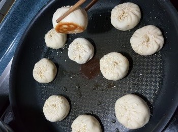 step22: 如包好餡的包即時食就用生煎方法:用平底鑊加少許油,放入包,(不要放太密集,需預留空間給包脹大)略煎見底部已開始煎焦就可以加水