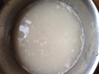 step1: 馬蹄粉用750ml清水浸泡4小時。