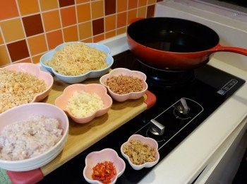 step3: 煮熱一鍋油，但油溫不要太滾，大約八十度，油溫太熱會令材料易燶。