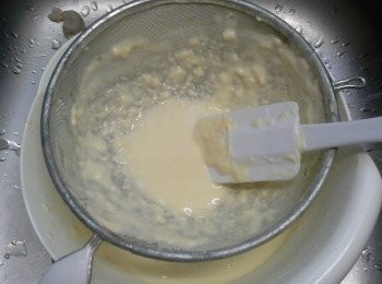 step3: 粉糊加入鮮奶，淡忌廉，雞蛋。用篩隔去渣滓。