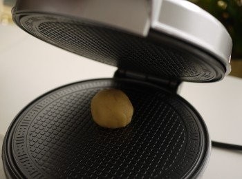 step5: 取一小球麵團放置煎餅機正中央，輕輕微壓，直到蒸氣消失即可打開。