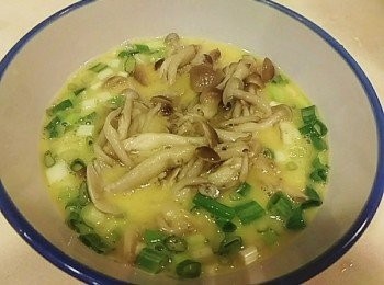 step3: 將鴻禧菇加入打勻的蛋液 加入調味 青蔥