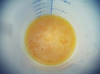 step6: 取一容器倒入雞蛋和蛋黃..砂糖一同攪拌均勻~~
