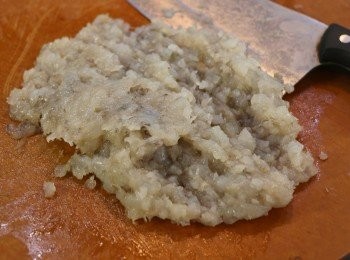 step3: 抹乾水分後，用刀剁成蝦蓉。