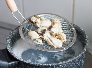 step5: 煮滾一鍋水，把蠔肉放入灼 10 秒後立即撈起，隔水備用。