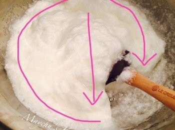 step2: 將糖霜倒入已打好的蛋白中，拌勻。然後拌入已打好的蛋黃漿。