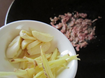 step5: 炒至稍變色後加入薑蒜翻炒