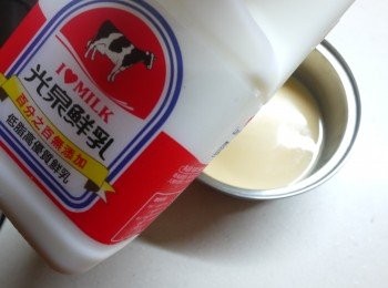 step2: 蛋打散加入鮮乳及少許塩調味,過濾2次備用