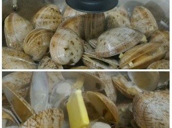 step3: 下蜆及清酒蓋上鍋蓋煮至蜆開口後加入醬油、牛油和葱花煮至牛油溶化便可。