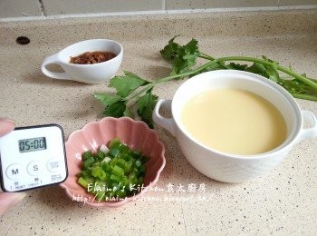 step2: 用隔網去雜質落蒸碗內靜置10分鐘 , 期間將蔥切粒