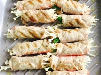 step2: 平底鍋下油，先煎「埋口」一面。再轉另一面均勻地煎至7成熟