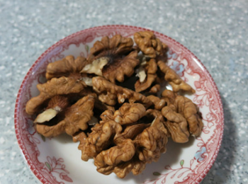 step1: 剝好核桃，再用攪拌機攪拌。（果汁機）