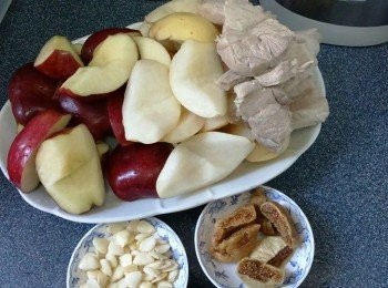 step4: 將蘋果和雪梨每個切4份，留皮去芯 （芯要去的徹底，不得話，煲出來的湯會酸）
無花果洗淨切半~
南北杏洗淨