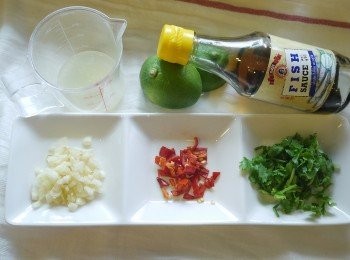 step1: 切好蒜末，辣椒末，香菜備用。