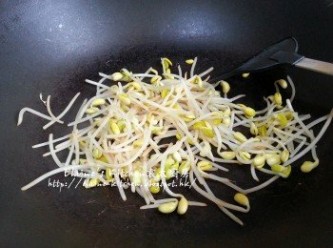step4: 將大豆芽放入鑊中用慢火乾烘至乾身及微黃色(約20分鐘)盛起