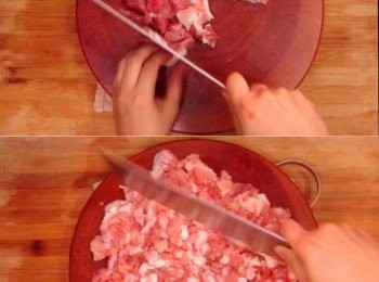 step1: 先處理內餡
豬肉切粒後剁碎 （用絞肉也可以，但手剁口感比較好，會吃到肉的質感）