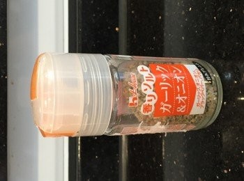 step2: 2.雞髀放入盒中，將適量嘅醃料加入，shake至醃料均勻黏住雞髀，入雪櫃，醃一晚。