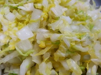 step2: 用手將津白的水榨乾。