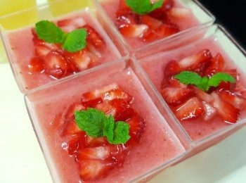 step6: 放涼後，再放入雪櫃冷藏至少2小時，最後將士多啤梨粒加在最上面裝飾即可。