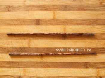 step2: 切的時候可以在下方墊兩枝筷子，這樣就可以避免把馬鈴薯直接切斷了喔。