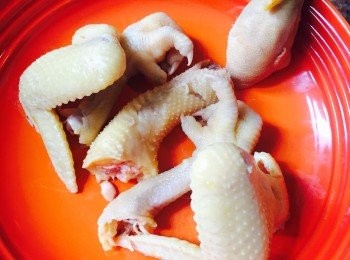 step8: 斬雞時先斬頭，再斬雞頸。切去雞腳、<a href="https://bit.ly/3zHU5V3" target="_blank" data-keyword="雞翼" class="guide-link"><strong>雞翼</strong></a> <span style="display:inline-block;vertical-align:middle;margin-top:-3px;color:initial;border-radius:3px;padding:2px 3px;font-size:12px;line-height:14px;background:#87d300;color:#fff;">即買</span> 和整隻雞脾。除雞頭、<a href="https://bit.ly/3zHU5V3" target="_blank" data-keyword="雞翼" class="guide-link"><strong>雞翼</strong></a> <span style="display:inline-block;vertical-align:middle;margin-top:-3px;color:initial;border-radius:3px;padding:2px 3px;font-size:12px;line-height:14px;background:#87d300;color:#fff;">即買</span> 和雞脾外，其他放碟底。