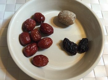 step1: 紅棗切片去核，南棗切片不用去核；