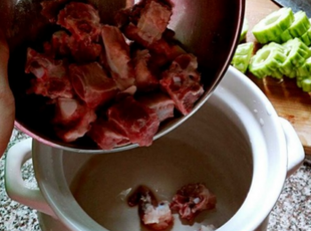 step4: 把排骨倒入砂鍋，加入兩大碗清水。