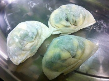 step4: 將餡料放於餃子皮中間，以生粉水黏口再包出餃子狀。